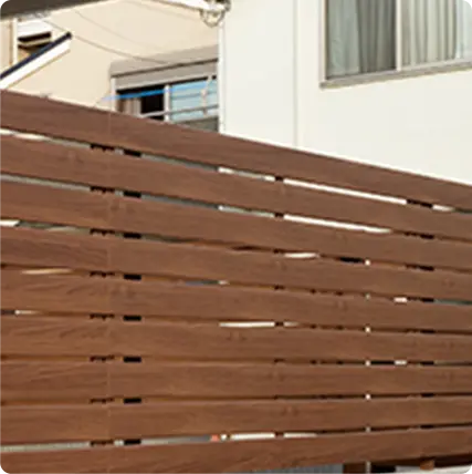 木目調フェンス施工例を表す画像