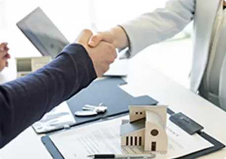 車内で、スプレーガンを持って作業中の男性がシートの部分に向かって作業している。